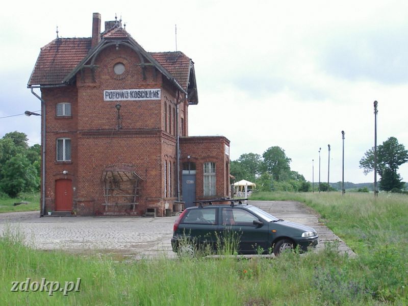 2005-06-06.067 popowo kosc stacja z placu.JPG - stacja Popowo Kocielne - budynek stacyjny.